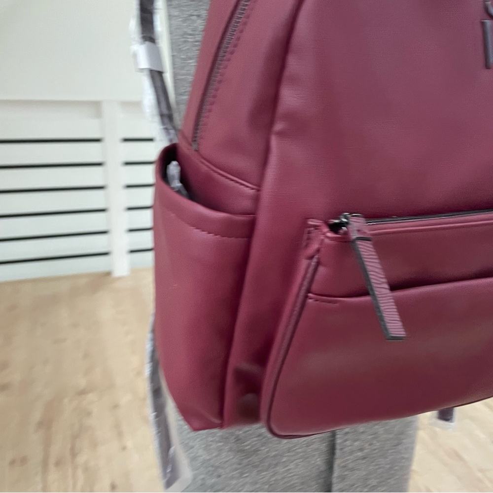 NWT Simply Vera Vera Wang burgundy, red contemporary faux leather cargo backpack - Picture 5 of 10